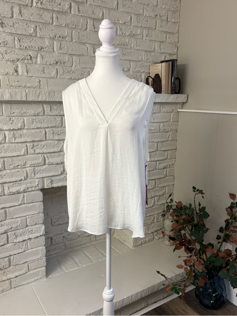 NWT-Vince Camuto Ivory V-Neck Sleeveless Blouse Size XL